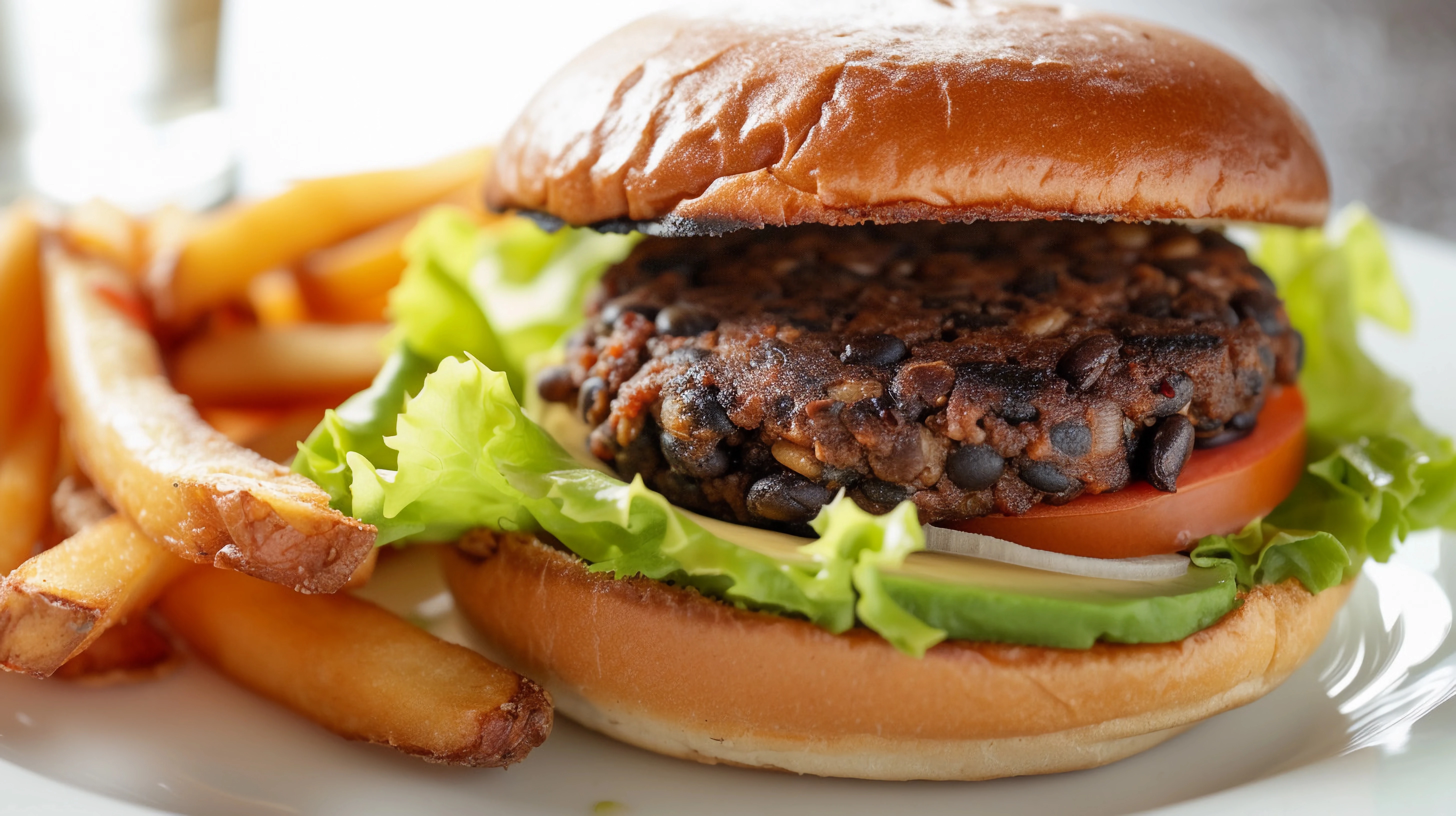 Burger mit Azukibohnen-Patty und Salat