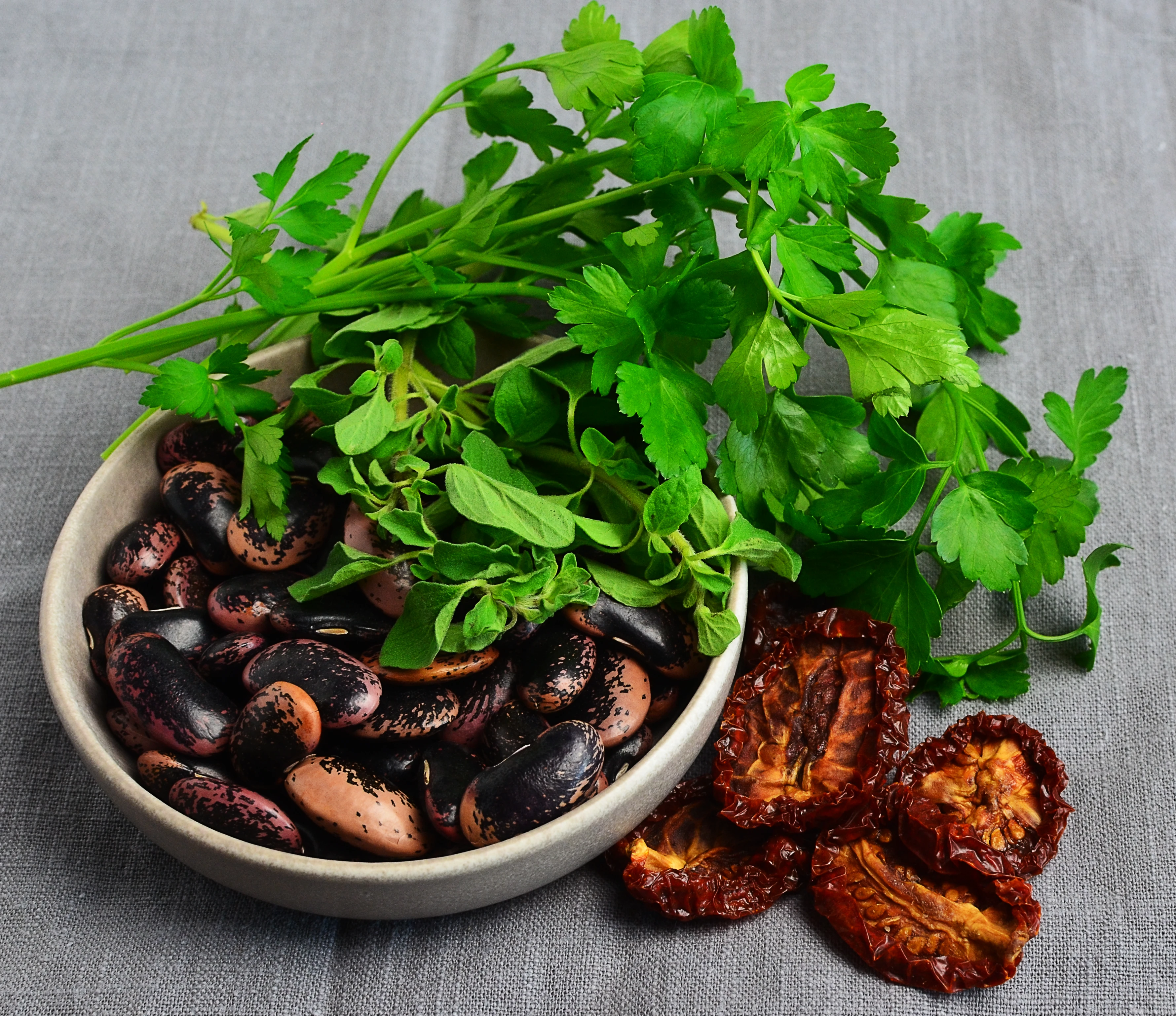 BIO Käferbohnen angerichtet mit Petersilie und getrockneten Tomaten